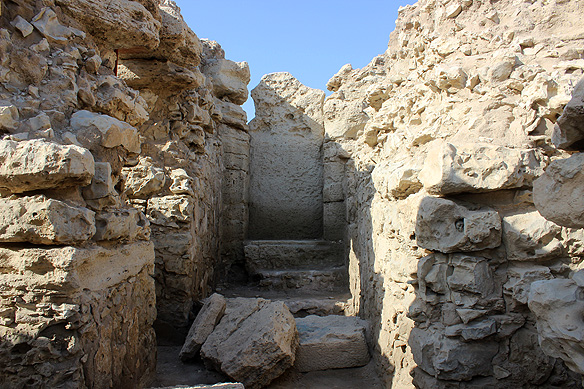 Of the 17 royal mounds, No. 8 stands out for being the only fully excavated royal mound and its asymmetrical layout. Ri’ Mum, one of the last Dilmun kings, was buried here.