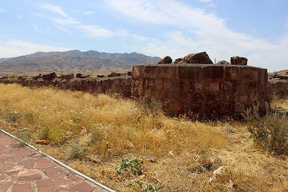 According to historians, Akyrtas Palace's 70 rooms, 15 colonnaded galleries, entrance gates, and central open area mark the site of the Silk Road city of Kasribas.