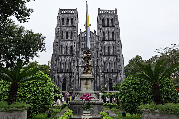 Hanoi's oldest church, St. Joseph's Cathedral, dates to 1886. It was built on the lines of the French Gothic Notre Dame Cathedral in Paris.