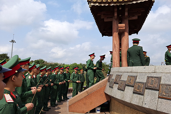 Vietnamese military unit paying homage to those who died in the 1972 Easter Offensive.