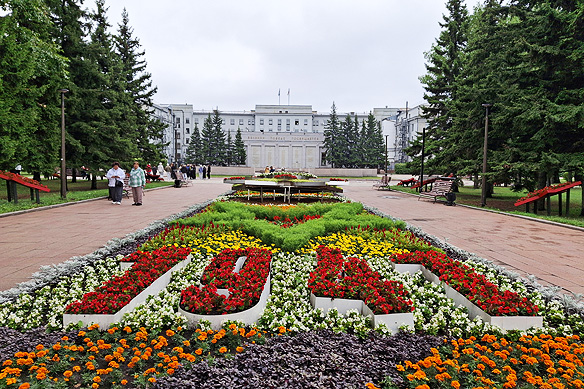 Kirov Square with the Great Patriotic War Monument in the background.