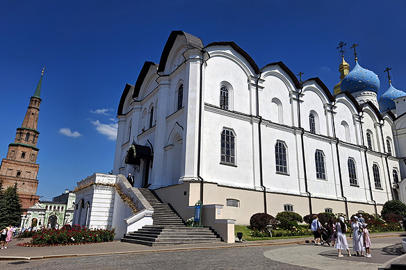 Annunciation Cathedral commissioned by Ivan the Terrible in 1552. To its left is the tilting six-tiered red-brick Suyumbike Tower, named after the last Queen of the Khanate of Kazan.