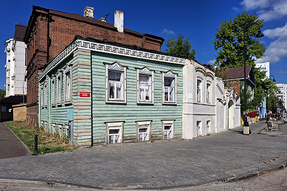 No, this house hasn't sunk into the ground. Those buried windows are a traditional architectural feature of Kazan's old Tatar homes. 