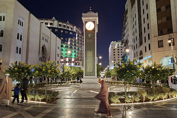 Medina's city-centre is filled with hotels for visiting pilgrims. The city's 1.5 million population sees around 21 million visitors annually.