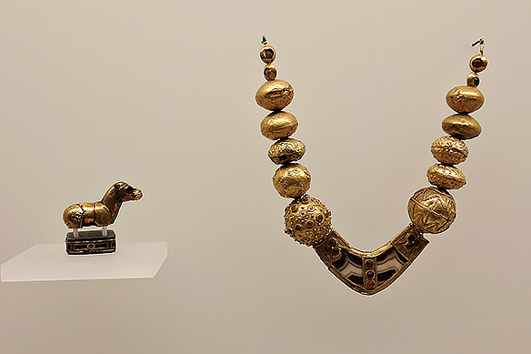 Necklace with agate centre-piece, Trialeti Great Barrows Culture, early-2nd Millennium BCE.